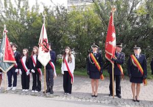 Poczet Sztandarowy XXXIII LO przy pomniku pamięci Armii Krajowej przy pl. Hallera